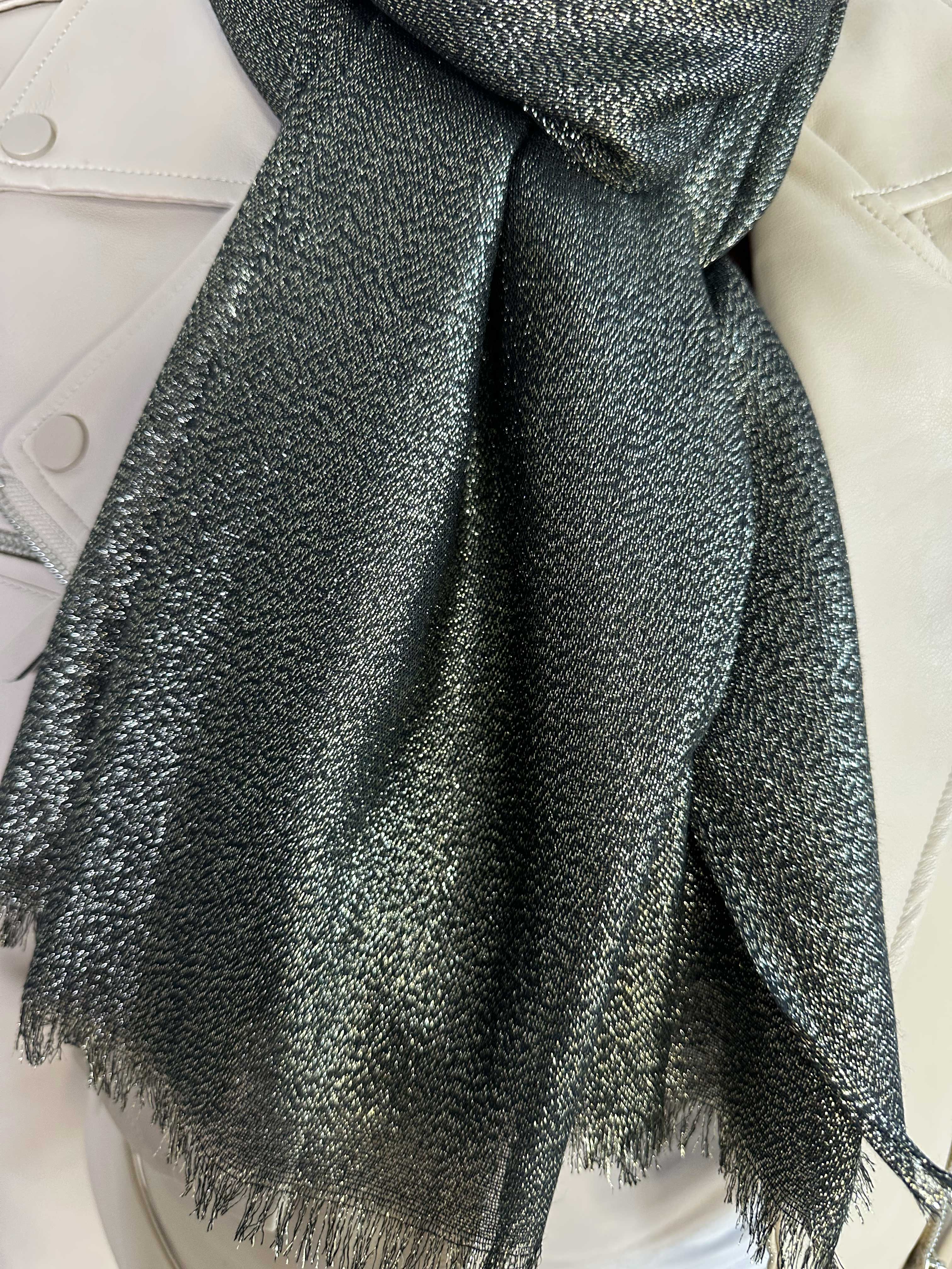 Emelia - Ljus scarf med glittertrådar